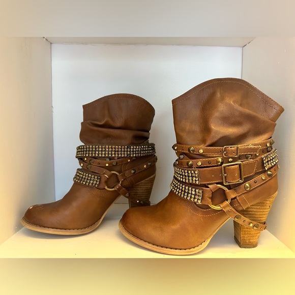 Women’s Boots - Picture 3 of 5